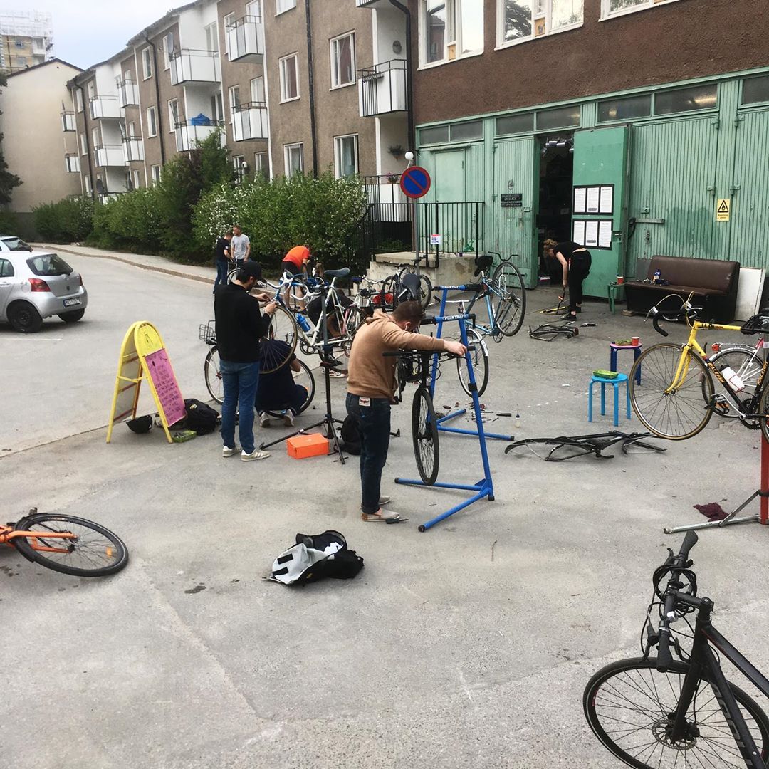 Sommar i cykelköket utomhus meckande